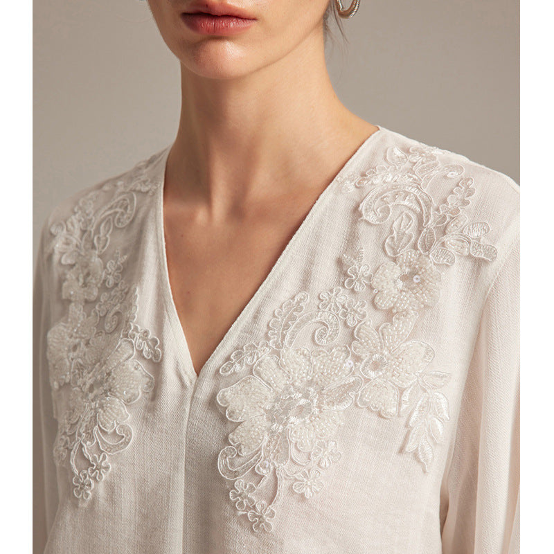 French-style elegant heavy embroidered linen V-neck white shirt for women, new early autumn 2025 style, sophisticated commuter top.