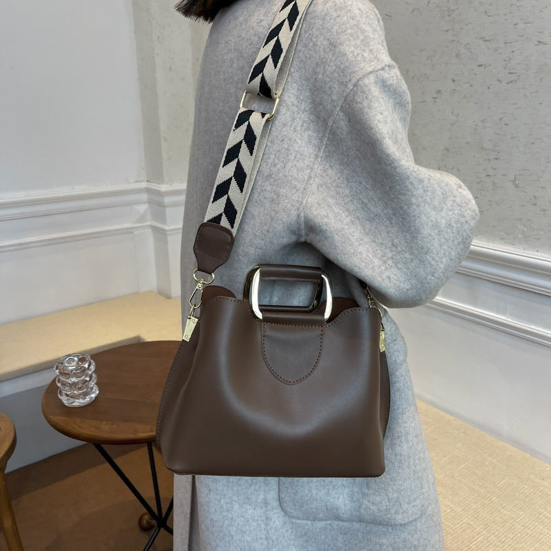 Autumn and winter textured large bag for women 2021 new style fashionable and simple wide shoulder strap women's bag versatile and atmospheric casual mom bag
