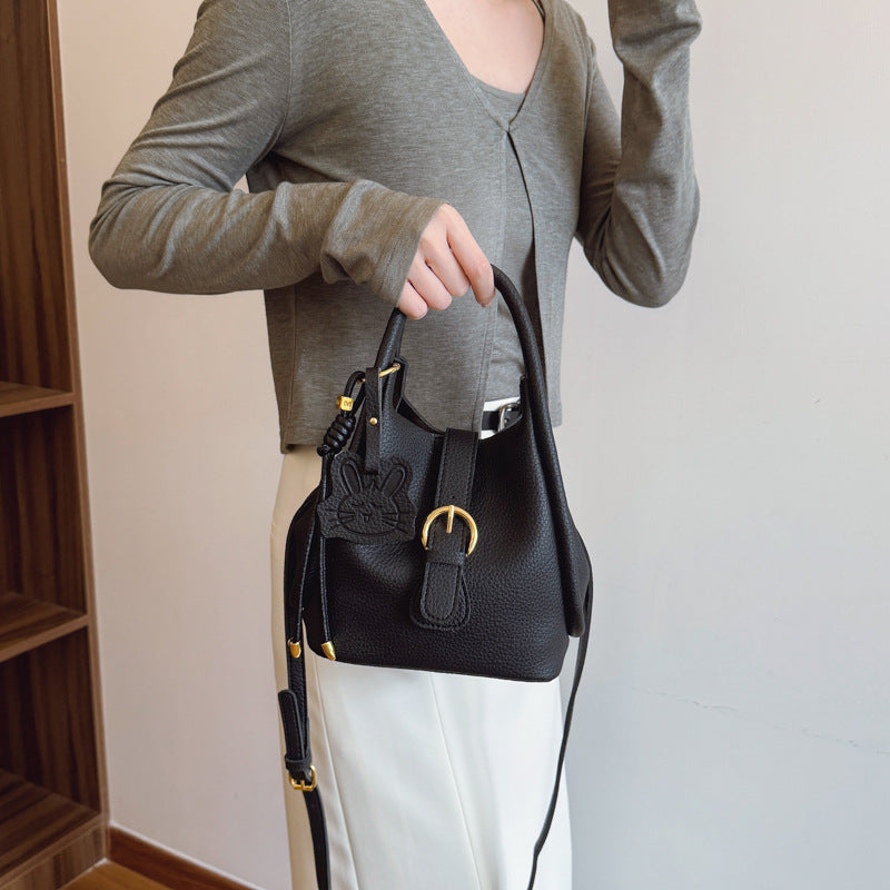 High-end trendy portable bucket bag for women 2025 new style vegetable basket shoulder bag commuting all-match solid color messenger bag