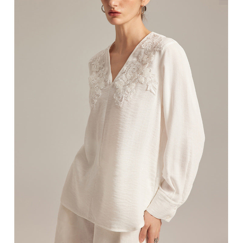 French-style elegant heavy embroidered linen V-neck white shirt for women, new early autumn 2025 style, sophisticated commuter top.