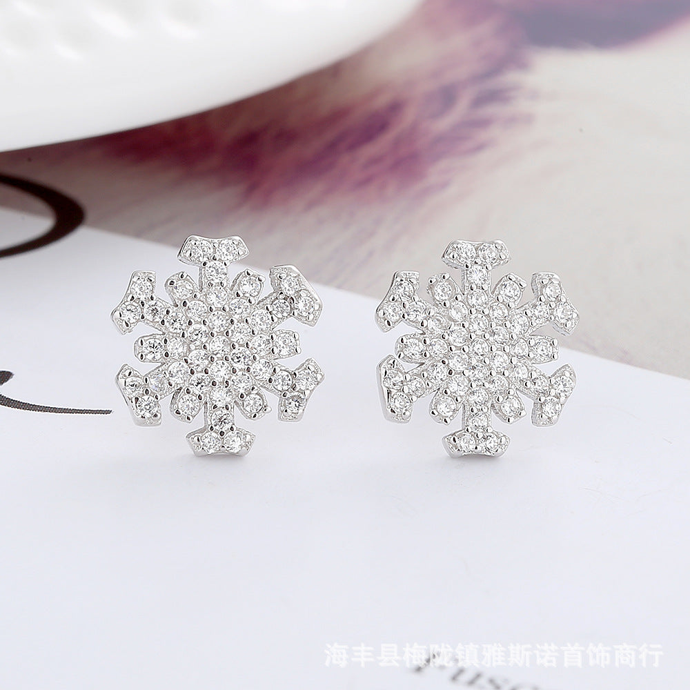 Japanese and Korean trendy simple sterling silver 925 platinum-plated baby's breath snowflake earrings, feminine, fashionable and versatile accessories
