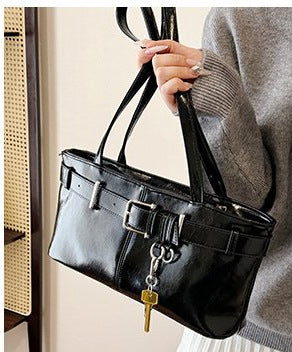 Niche high-end commuter shoulder bag for women 2024 new autumn and winter retro all-match hot girl motorcycle underarm bag