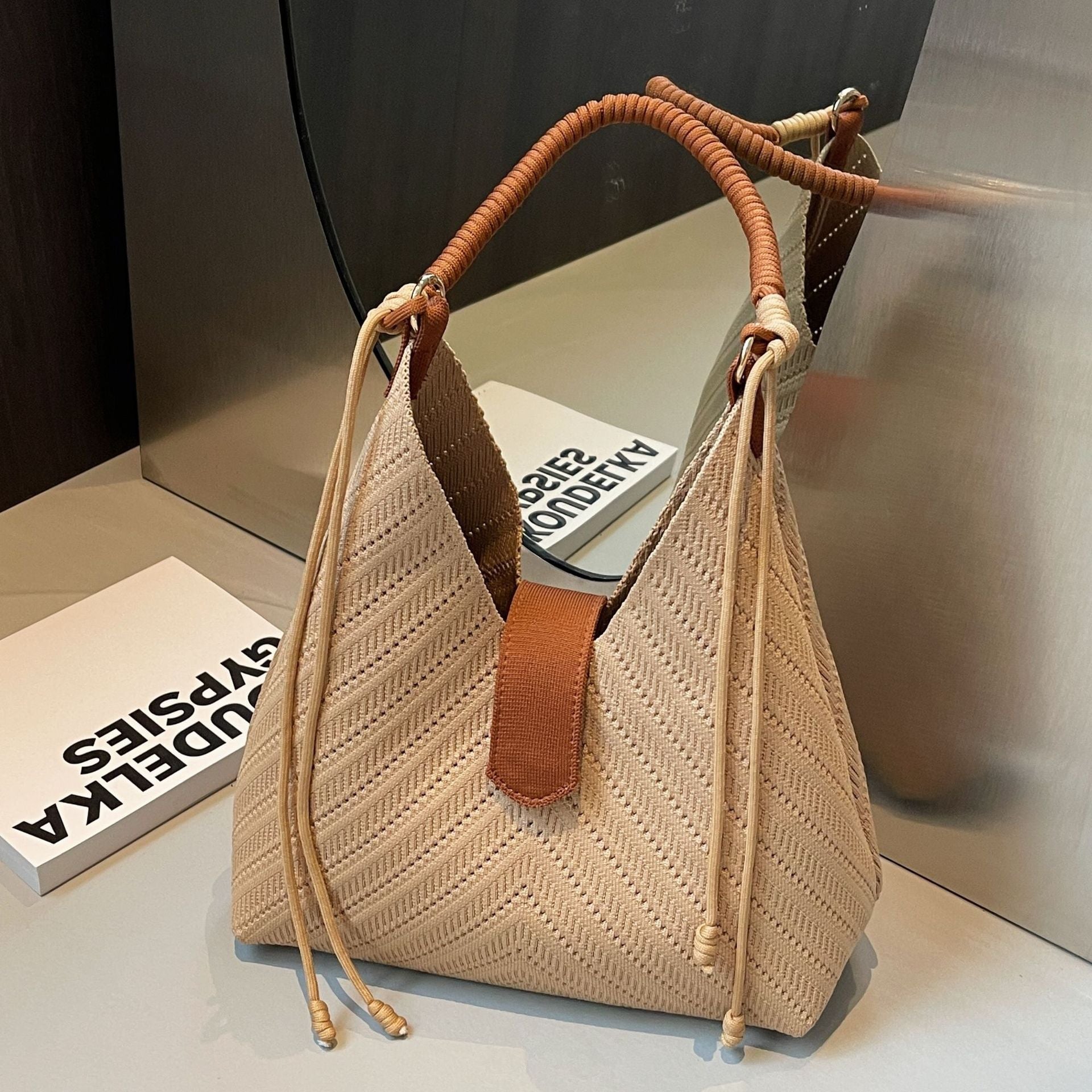High-grade niche knitted underarm bag for women with large capacity 2025 new casual one-shoulder hand-held commuter bucket bag