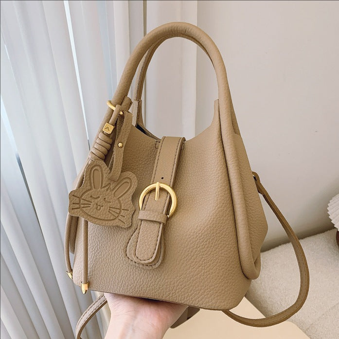High-end trendy portable bucket bag for women 2025 new style vegetable basket shoulder bag commuting all-match solid color messenger bag