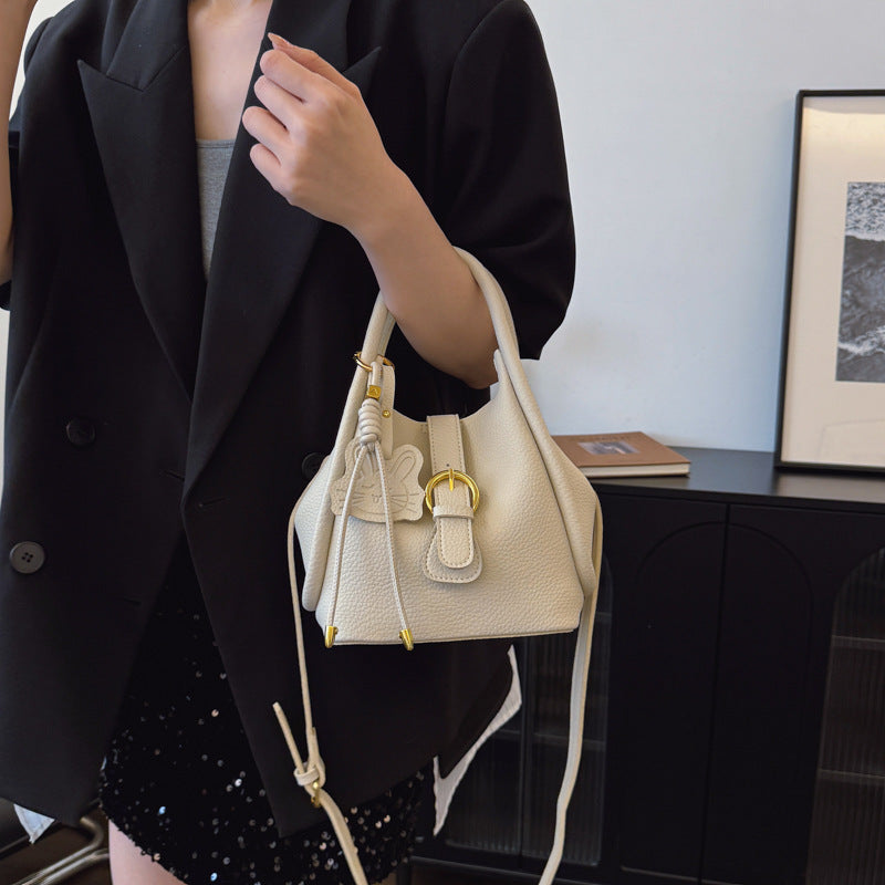 High-end trendy portable bucket bag for women 2025 new style vegetable basket shoulder bag commuting all-match solid color messenger bag