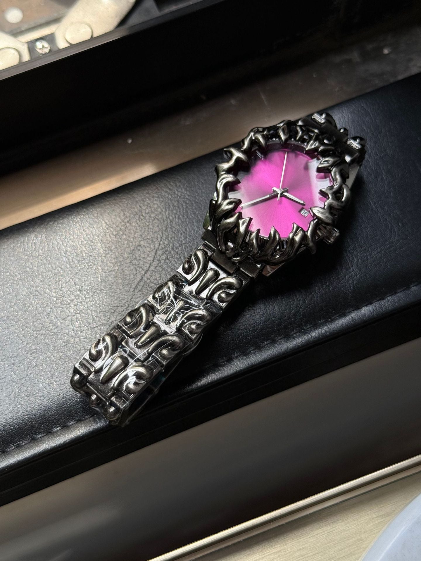 Claw-shaped watch, alabaster style, retro, Y2K, European and American style, unique, high-end, Instagram-worthy, niche watch.