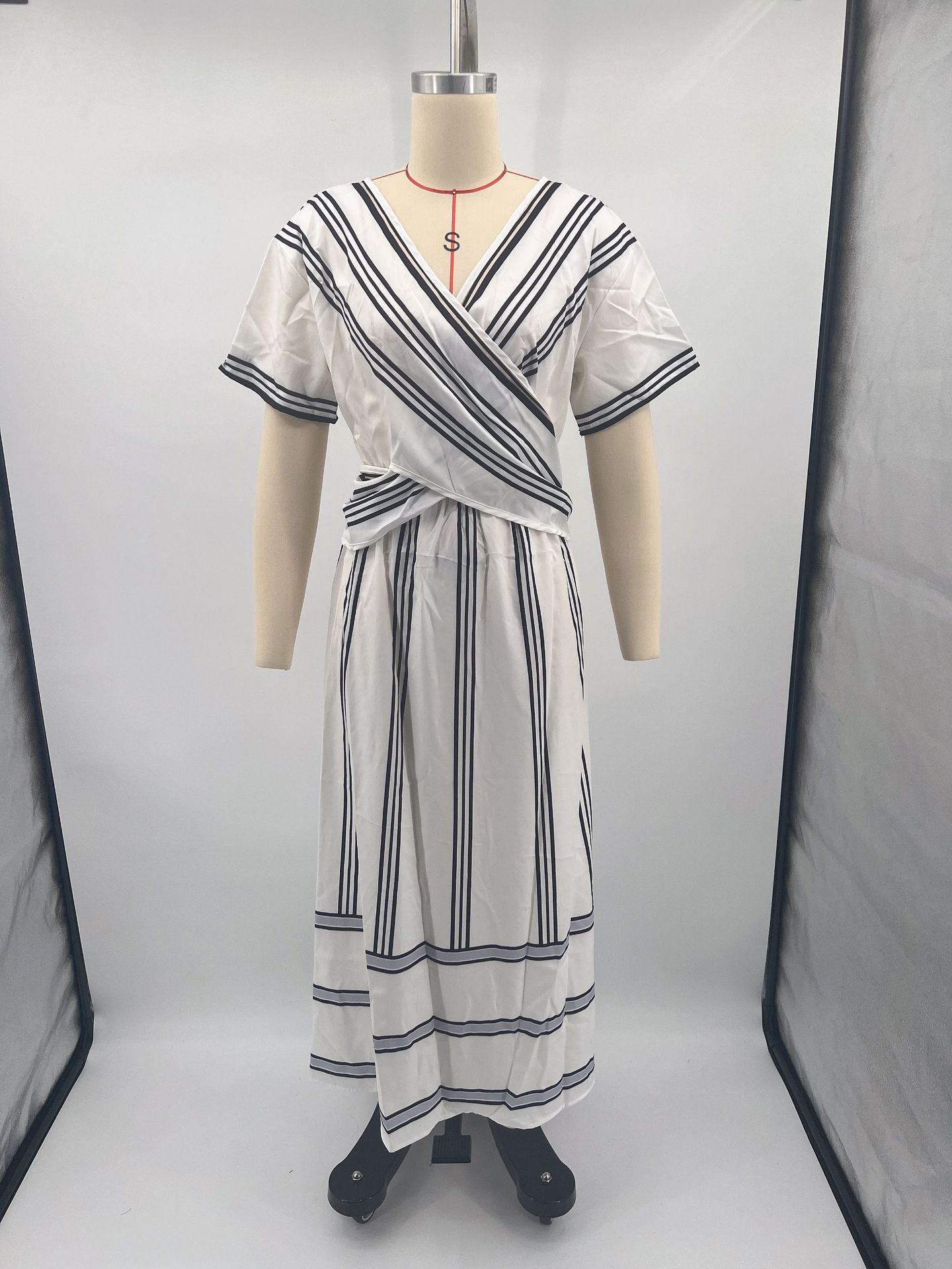 New European and American style summer vacation V-neck women's short-sleeved pleated maxi dress