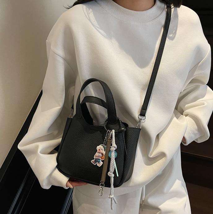 Cross-border hand-held bucket bag for women, high-end 2025 new versatile simple shoulder messenger bag niche vegetable basket bag