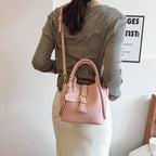 High-end trendy portable bucket bag for women 2025 new style vegetable basket shoulder bag commuting all-match solid color messenger bag