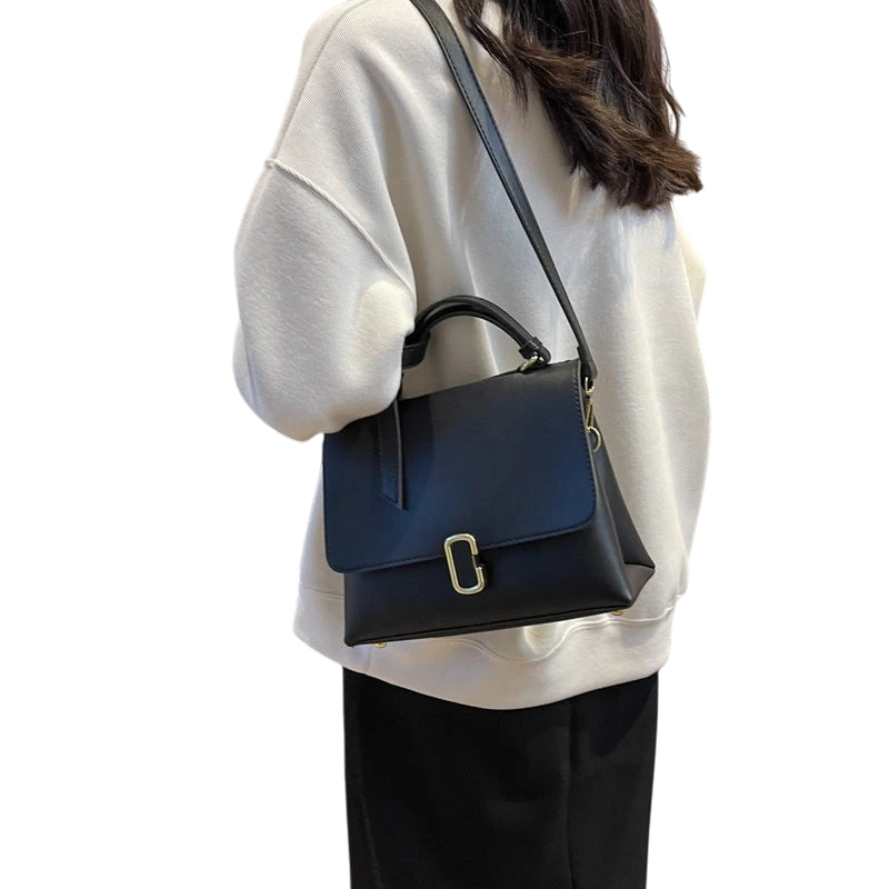 High-end fashion Korean retro women's bag 2023 new trendy niche design popular large-capacity shoulder messenger bag