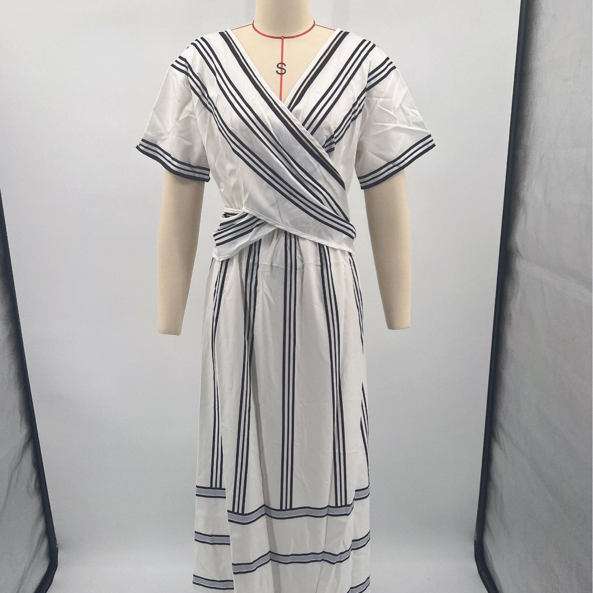 New European and American style summer vacation V-neck women's short-sleeved pleated maxi dress